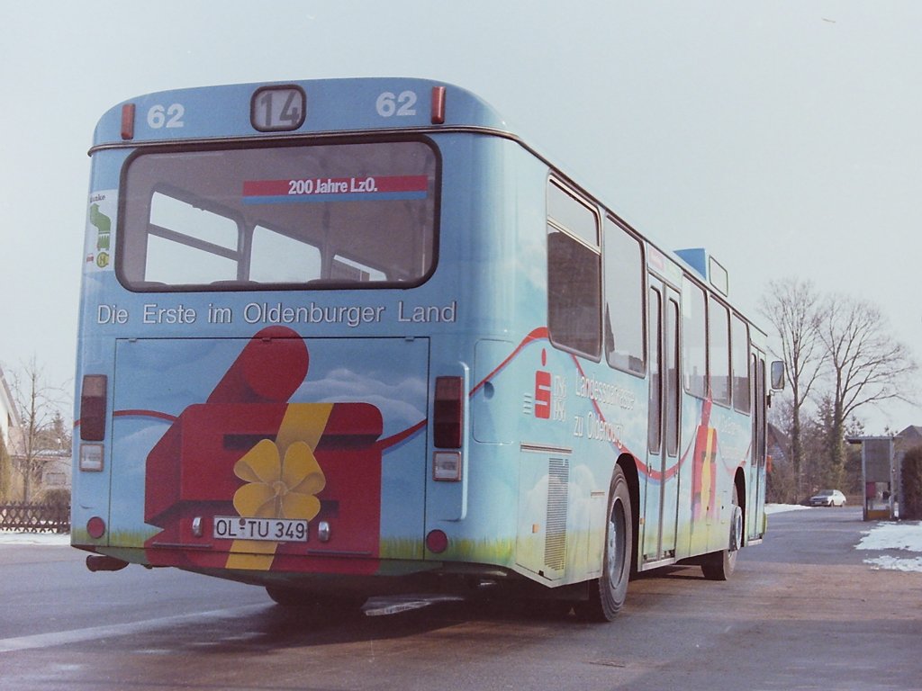 Wagen 62. ... und schenkte sich selbst und den Oldenburgern zu diesem Anlass eine besondere Lackierung. Mit einem strahlendem himmelblau als Grundfarbe pr�sentierte sich der Bus zum Jahresbeginn 1986 auf den Stra�en Oldenburgs. Das war durchaus dem Anlass angemessen, und ...