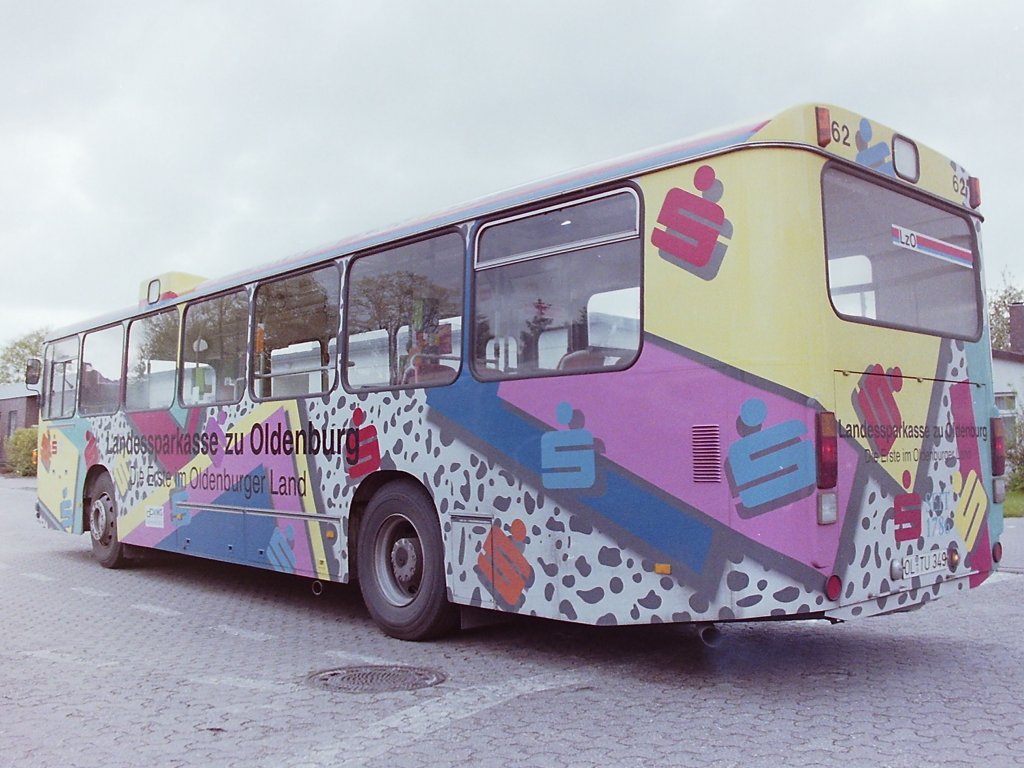 Wagen 62. Die Aufnahmen entstanden Mitte des Jahres 1992. Auch mit dieser Lackierung setzte die LzO Ma�st�be, denn man muss bei ganzlackierten Bussen unterscheiden zwischen Fahrzeugen, die nur eine einfarbige Karosserie haben auf der eine Werbenachricht verbreitet wird, oder deren bauarttypische Besonderheiten ber�cksichtigt wurden und das Werbedesign den gesamten Bus einschlie�t.
