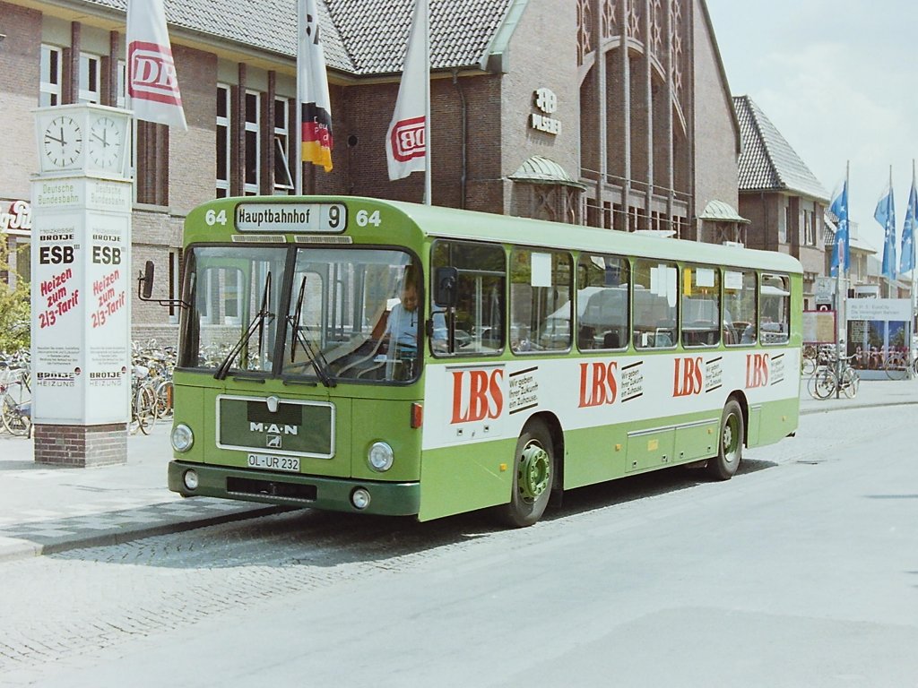 Wagen 64. Der Bus hatte mit der �BS-Lackierung den Wagen 133 (Bild.Nr.: 148592), Bj. 1973, abgel�st. Mitte 1987 war auch dieser Bus auf die LBS-Werbung umgestellt. Der Wagen steht hier am Hauptbahnhof, um von der Linie 9 auf die Linie 7 zu wechseln.