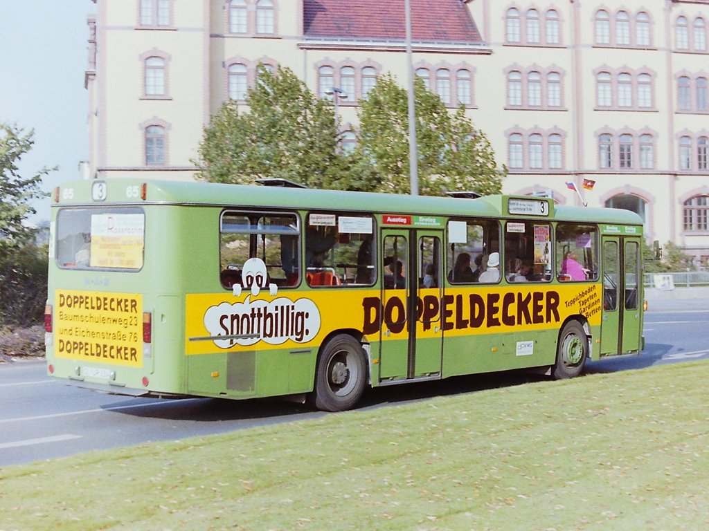 Wagen 65. Nach Ablauf von drei Jahren �bernahm DOPPELDECKER den Bus. Mit dieser Lackierung wurde zum ersten Mal bei einem SL 200 die hintere T�r mit in die Werbung einbezogen. Der Bus bef�hrt am 26.09.87 den Pferdemarkt in falscher Richtung, um dem Kramermarktsumzug auszuweichen.
