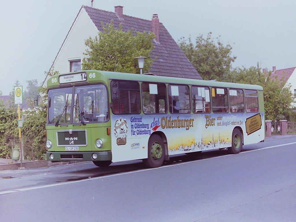 Wagen 66. ... diese Aufnahme von der Endstation der Linie 14 zeigt. Wegen der umfangreichen detaillierten Gestaltung des Mittelbereiches, also der Fl�che zwischen den Achsen, rutschte das VWG-Firmenschild nach vorne, vor die Vorderachse. Auch ein Unikum. Auf diesem Bild, ebenfalls aus August 1988, ist auch gut zu sehen, dass offensichtlich noch ein wichtiges Detail der Werbung fehlt, denn ...