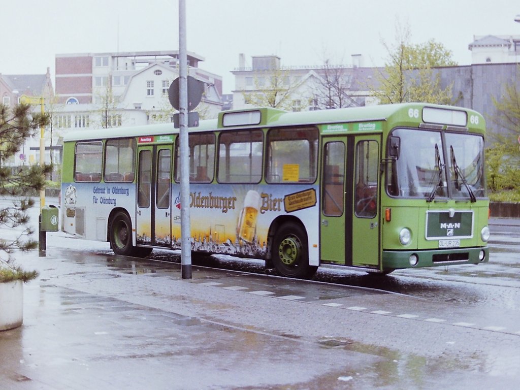 Wagen 66. ... waren jetzt auch die hinteren T�ren lackiert und so in die Werbefl�che integriert worden. Es hatte fast den Anschein, als ob der Bus nach und nach eine Vollwerbung erhalten sollte. Das wichtigste Detail war nun ebenfalls eingearbeitet.