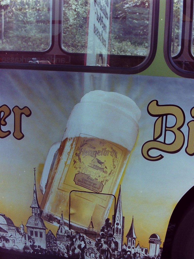 Wagen 66. Auf beiden Seiten zog nun ein gef�lltes, mit einer prallen Blume leuchtendes, HENGELBR�U-Bierglas die Blicke auf sich. Zudem waren die Konturen der Oldenburger Geb�ude noch mal verst�rkt worden. Das Hengelbr�u-Bier war �brigens nach seinem Braumeister, Ralf van der Hengel, benannt. Der Bus h�tte mit dieser Werbung als ganzlackiertes Fahrzeug meiner Meinung nach das Potential gehabt, eines der sch�nsten Fahrzeuge im Oldenburger Fuhrpark zu werden, aber ...
