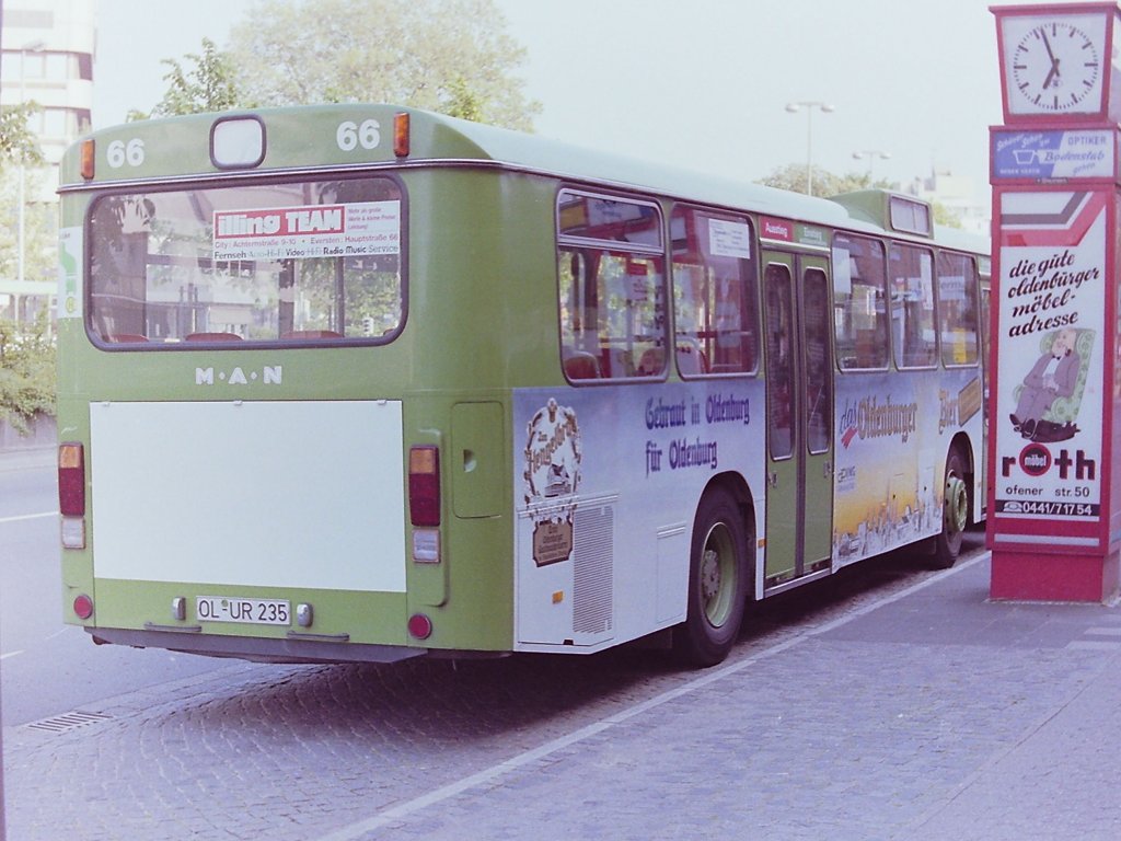 Wagen 66. Nachdem das Oldenburger Brauhaus und Szenelokal HENGELBR�U ja bereits 1987 w�hrend der Dauer des Kramermarktes auf Wagen 61 f�r sich geworben hatte tauchte der Wagen 66 nun nach und nach mit einer langsam fertig werdenden neuen Lackierung auf. Diese Aufnahme entstand zum Beispiel erst im August 1988 am Stadtmuseum West. W�hrend die Heckklappe zu diesem Zeitpunkt lediglich wei� grundiert ist, sind die beiden Seiten bereits aufwendig gestaltet worden, wie auch ...