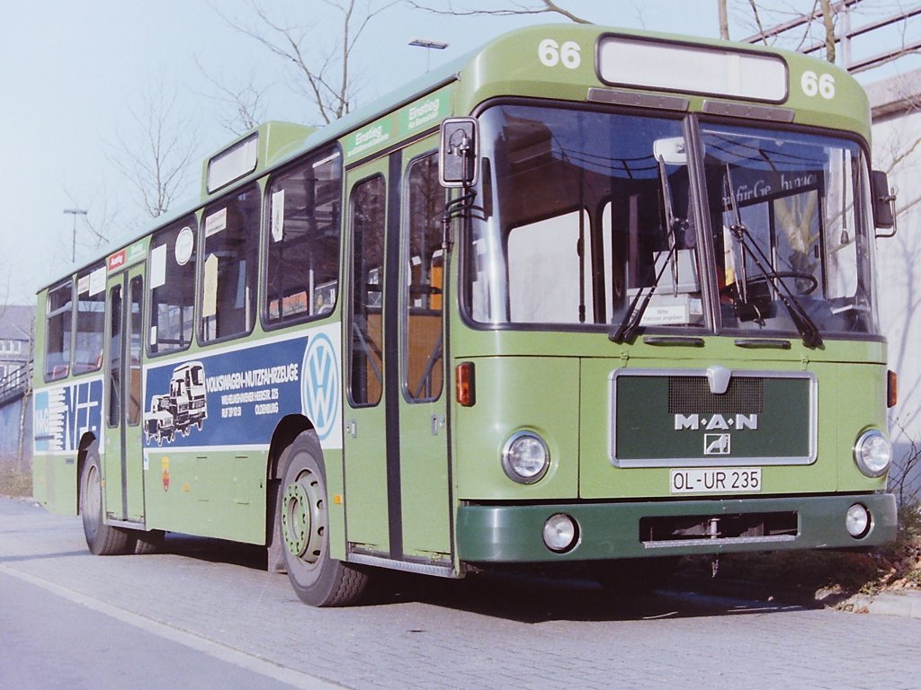 Wagen 66, OL-UR 235, Bj. 1984. Zusammen mit Wagen 38 (Bild.Nr.: 149386) erhielt auch Wagen 66 1984 Werbung f�r das VAG-NUTZFAHRZEUGZENTRUM. Beide Lackierungen waren absolut identisch. Der Bus steht hier im Dezember 1986 im Bundesbahnweg am Standort f�r Reservebusse.