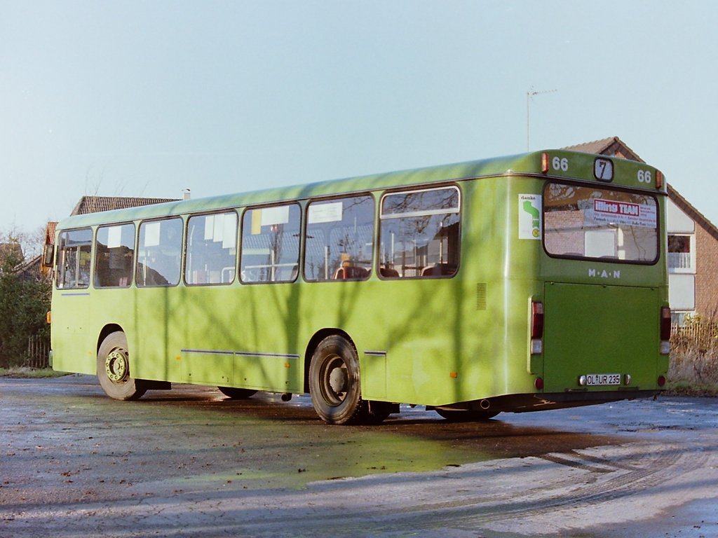 Wagen 66. V�llig  nackt , selbst ohne VWG-Firmenlogo, war der Bus einige Monate sp�ter im Einsatz. Hier aufgenommen an der Endstation der Linie 7 im Sandweg im Oktober 1987. Der Bus sollte eine neue Lackierung erhalten, deren Fertigstellung sich jedoch einige Zeit hinziehen sollte. 