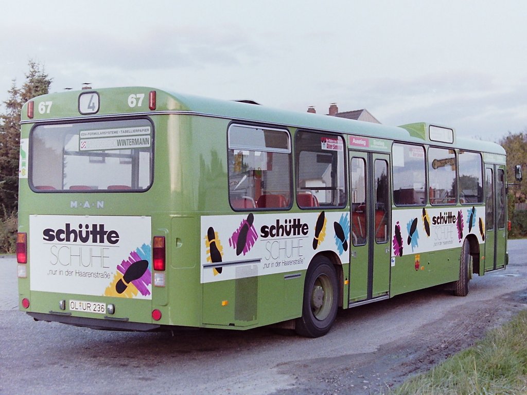Wagen 67. ... steht der Bus auf diesem Foto. Jetzt mit Reklame f�r das Schuhaus SCH�TTE. Der Bus hatte somit die Nachfolge von Wagen 138 (siehe : http://pekol-busse.startbilder.de/name/einzelbild/number/142607/kategorie/Neueste.html), einem Daimler Benz, Bj. 1974, angetreten. 