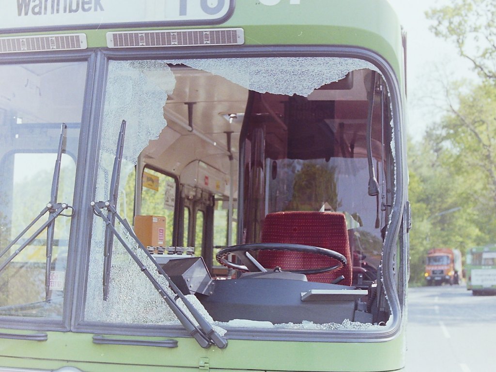 Wagen 67 / Wagen 56. An beiden Bussen wurde die Windschutzscheibe auf der Fahrerseite durch den jeweils gegnerischen Au�enspiegel zerst�rt, ...