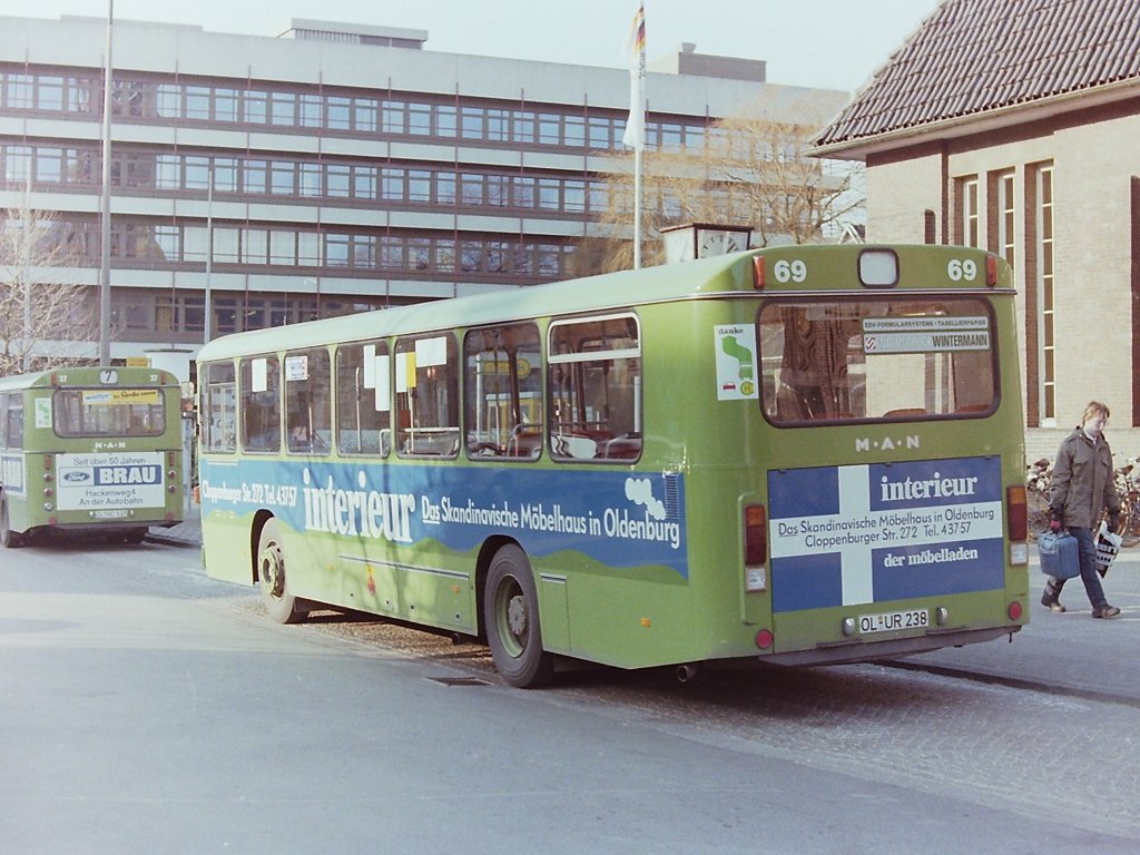 Wagen 69, OL-UR 238, Bj. 1984. Wagen 69 l�ste mit der �bernahme der INTERIEUR-Werbung den Daimler-Benz O 305, Wagen 141 (siehe : http://pekol-busse.startbilder.de/name/einzelbild/number/142825/kategorie/Neueste.html)ab. Das Design der Lackierung wurde dabei eins zu eins �bernommen. Anders als bei dem Mercedes hielt man sich aber jetzt bei dem MAN an die �blichen Ausma�e der Werbefl�chen. Front und Heck wurden nicht mitlackiert. Und ein weiterer Unterschied wurde gemacht : die schwedische Flagge zeigt eigentlich ein gelbes Kreuz auf blauem Grund. Bei Wagen 141 ... 