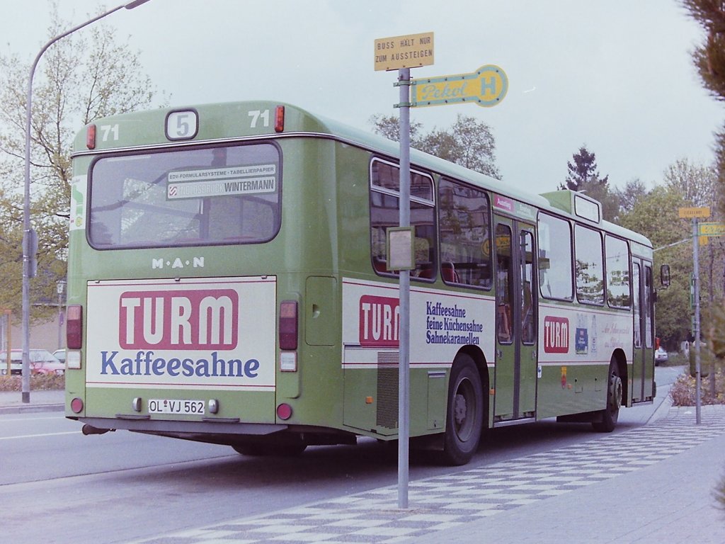 Wagen 71. Der ordnunghalber hier der Bus noch einmal, diesmal aufgenommen im Mai 1986 an der Endstation der Linie 5 ZIEGELHOF im Friedhofsweg. Der Bus war Ersatz f�r den ausgeschiedenen Daimler Benz O 305, Wagen 136, Bj. 1974. (http://pekol-busse.startbilder.de/name/einzelbild/number/142598/kategorie/Neueste.html)