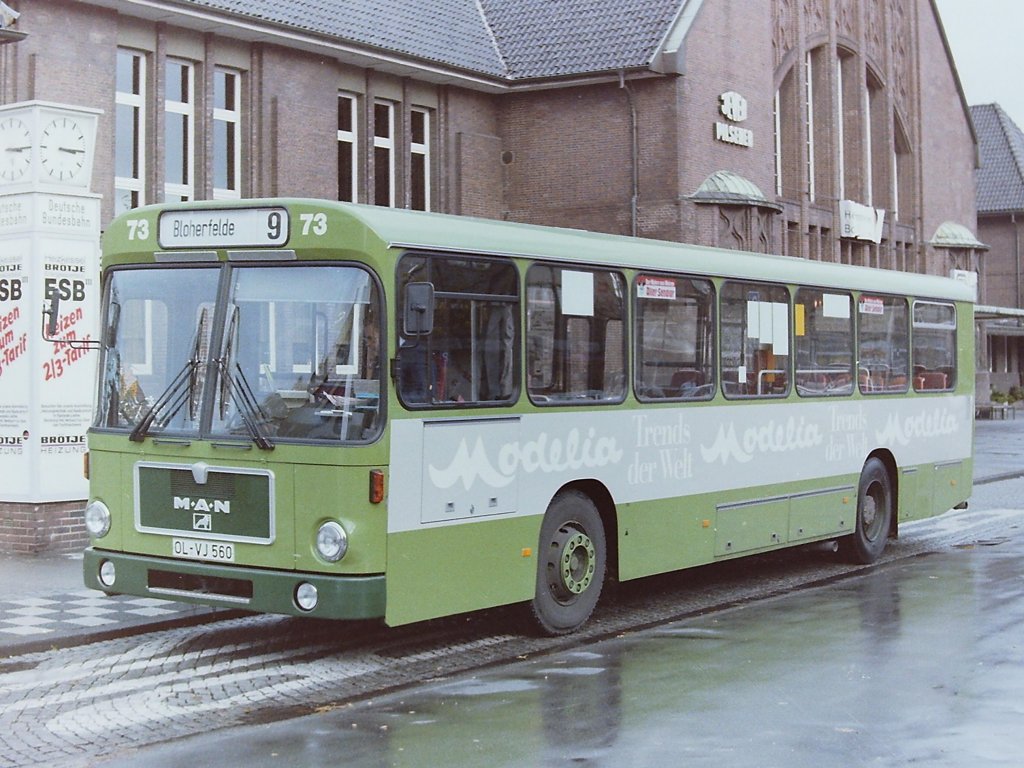 Wagen 73, OL-VJ 560, Bj. 1985. Auch Wagen 73 war werbetechnisch gesehen eine Abl�sung. Er ersetzte den DB O 305, Wagen 143, Bj. 1975. (http://pekol-busse.startbilder.de/name/einzelbild/number/142848/kategorie/Neueste.html) Auch diese Aufnahme entstand noch im Oktober 1985 und auch dieser Bus war zu diesem Zeitpunkt noch nicht mit Firmenaufklebern versehen worden.