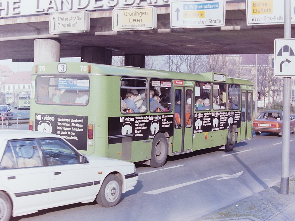 Wagen 75. Hier ein Bild von der anderen Seite, das auch einen Blick auf die Heckklappe erlaubt. Ich erinnere an die Bilder mit der unvollst�ndigen RIPKEN & RIPKEN-Werbung auf Wagen 41 (http://pekol-busse.startbilder.de/name/einzelbild/number/146318/kategorie/Neueste.html). Jetzt kann man sich ungef�hr vorstellen, wie er fertig ausgesehen hat. Diese Aufnahme entstand im Dezember 1986. Der Bus passiert gerade die Eisenbahnbr�cke gegen�ber der 91er-Stra�e. Die interessantere Seite ist nat�rlich die Fahrerseite.
