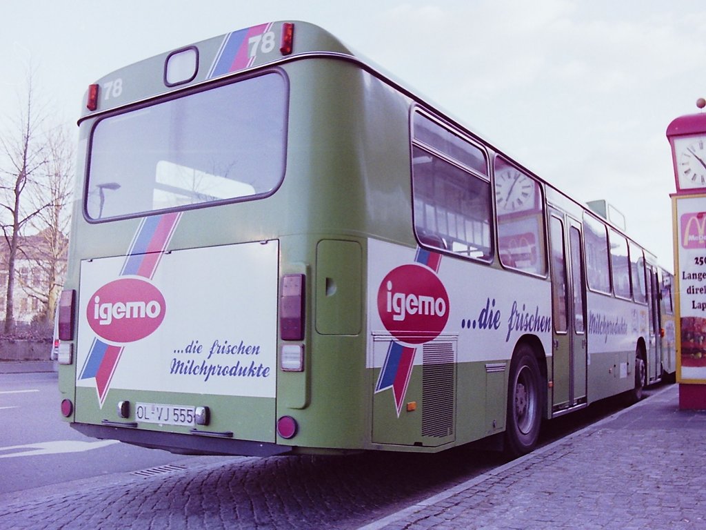 Wagen 78. Aber auch dieses Werbedesign wurde Mitte 1992 noch einmal komplett ge�ndert. Die Aufnahme entstand im Februar oder M�rz 1993 am Stadtmuseum West. 
