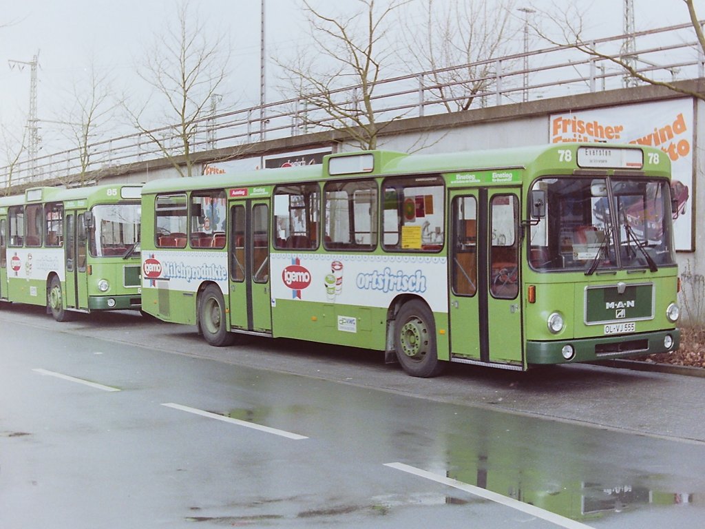 Wagen 78. Hier sind die beiden, Wagen 78 und der 1986 zugelassene Wagen 85, hintereinander im Bundesbahnweg. Den Begriff  ortsfrisch  gibt es wohl nur in der Werbung. Er stand auf Wagen 27 auf beiden Seiten, bei diesen Beiden nur auf der T�rseite.