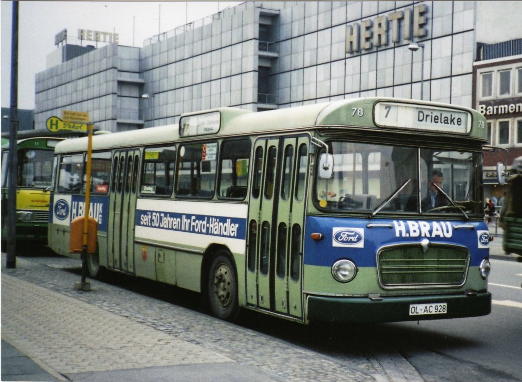 Wagen 78, OL-AC 928, EZ: 1968. Hier ein weiteres Bild aus dem Bestand von Werner Striepling. Es zeigt eine Aufnahme aus dem M�rz 1980. Wagen 78, der Zwilling von Wagen 77 den ich hier auch bereits gezeigt habe, steht an der damaligen Endstation der Linie 7, am Stadtmuseum Ost. Die Haltesposition war unmittelbar vor der Einm�ndung in die Raiffeisenstra�e. Das Foto l�sst au�erdem einen Blick auf die alte HERTIE-Fassade zu. Hinter Wagen 78 steht hier Wagen 11, ein Setra S 130 S. Der Bus trug zu dieser Zeit noch die erste Version der KUHNT-Werbung. Die Wagen 77 und 78 waren zu diesem Zeitpunkt werbetechnisch schon ersetzt durch zwei SL 200, Wagen 37 und 40. Doch nun noch einmal zur�ck zum Foto. Diese Seite besch�ftigt sich zwar urspr�nglich nur mit dem Fuhrpark der Oldenburger Vorortbahnen, die Bilder erlauben aber auch Einblicke in andere Bereiche, wie Fahrpl�ne oder Streckenf�hrung. So bin ich Herrn Thorsten Hinzpeter sehr dankbar, dass er mich auf eine Besonderheit auf diesem Foto aufmerksam gemacht hat. Der hinter Wagen 78 stehende Setra tr�gt ein Zusatzschild hinter der Frontscheibe, dass das Fahrziel anzeigt :  Tweelb�ker Tredde . Wenn man genau hinsieht erkennt man auch, dass oben in der Fahrzielanzeige kein entsprechendes Transparent eingedreht ist. Wie kam es dazu? Der Bus bedient zum Zeitpunkt der Aufnahme die Linie 12. Diese Linie war urspr�nglich Mitte der 70er Jahre als  Au�enlinie  eingerichtet worden. Sie verf�gte neben der bereits bestehenden Linie 15 ebenfalls �ber keine Anbindung an die Innenstadt. Einzige Verbindung zum sonstigen Liniennetz war die Endstation der Linie 2 in Krusenbusch von wo die Busse dann zur Tweelb�ker Tredde pendelten. Zum Winterfahrplan 1979/1980 erhielt die Linie am 01.10.79 dann eine Direktanbindung an die Innenstadt, die �ber die Bremer Heerstra�e - Bremer Stra�e - Damm - Huntestra�e - Staugraben zur neuen Endstation STADTMUSEUM f�hrte. Bis zu diesem Zeitpunkt wurde die Linie fast ausschlie�lich mit Metrobussen bedient. Die Setra verf�gten einfach nicht �ber ein entsprechendes Transparent mit der Fahrzielangabe TWEELB�KER TREDDE. Deswegen musste auf das im Foto zu sehende Provisorium ausgewichen werden. Werner Striepling konnte dar�ber hinaus noch erg�nzen, dass die Linienf�hrung zum 01.06.1980 noch einmal ge�ndert wurde. Nach Er�ffnung der neuen Amalienbr�cke fuhren die Busse der Linien 5 und 12 nun nicht mehr �ber den Damm und die  fahrplanbehindernde  C�cilienbr�cke. Nach Protesten der in der N�he liegenden Museen und der Graf-Anton-G�nther-Schule wurde zum n�chsten Fahrplanwechsel die Linie 5 dann wieder �ber den Damm und die  alte C�cilie  gef�hrt.
