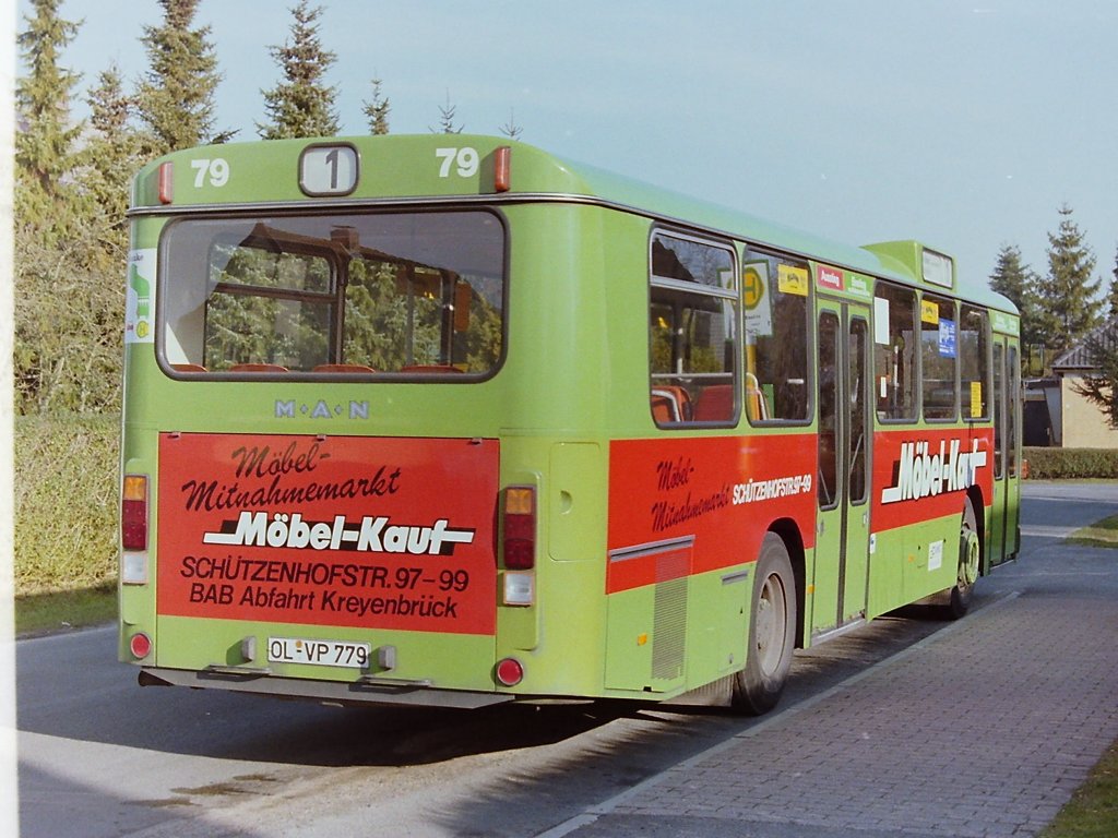 Wagen 79. Bereits ein Jahr sp�ter war BIJOU Geschichte und der Bus stand jetzt komplett mit M�BEL KAUF-Werbung, zuf�lligerweise mal wieder AM STADTRAND, aufgenommen im Oktober 1987.