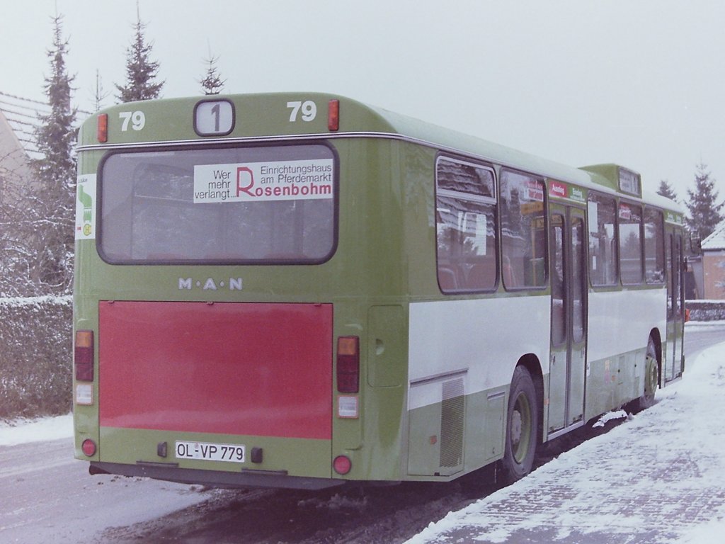 Wagen 79, OL-VP 779, Bj. 1986. Zun�chst brauchte man aber Ersatz f�r den ausgebrannten Wagen 28. Dieser kam schon im Januar 1986 in Gestalt von einem neuen SL 200. Bereits der erste Blick auf die Werbefl�che machte klar, dass der Bus nicht wieder mit FRANZ BERENS-Werbung ausgestattet werden w�rde. Aber das die T�rseite wei�, Heck und ...