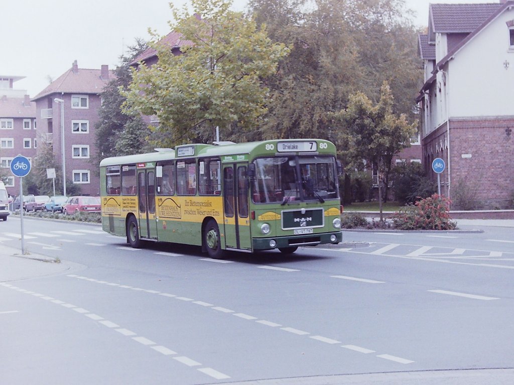 Wagen 80, OL-VT 787, Bj. 1986. Diese Entwicklung der Firmenschilder l�sst sich ganz nebenbei gut an Wagen 80, dem ersten der zehn letzten MAN SL 200 zeigen, die in 1986 zugelassen wurden. Die folgenden Bilder zeigen den Bus alle in der N�he oder im Bundesbahnweg. Hier im Oktober 1986 in der Moslestra�e. Auf dem Foto ist trotz der leichten Bewegungsunsch�rfe der Aufnahme gut zu erkennen, dass der Bus mit dem alten, ge�nderten Pekol-Wappen beklebt ist.