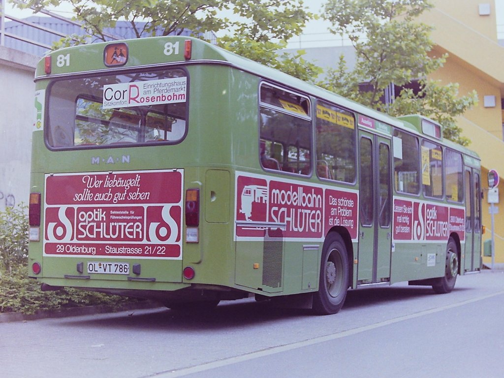 Wagen 81. ... erst auf diesem Bus kam der wunderbare Slogan zum Einsatz :  Wer lieb�ugelt, sollte auch gut sehen , der nun die beiden Sparten des SCHL�TER-Gesch�ftes miteinander verband. Lehrreich war auch die Feststellung auf der T�rseite :  Das sch�nste am Problem ist die L�sung . Einfach Klasse! 