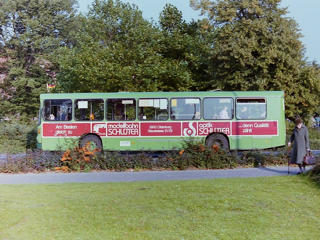 Wagen 81, OL-VT 786, Bj. 1986. Die volle Breitseite pr�sentiert hier Wagen 81 am 26.09.87. Der Bus steht w�hrend des Kramermarktumzuges am Pferdemarkt. Der Bus war der Nachfolger f�r Wagen 149 der unter diesem LINK (http://pekol-busse.startbilder.de/name/einzelbild/number/148907/kategorie/Neueste.html) zu sehen ist. Der Vergleich lohnt sich vielleicht, denn ...