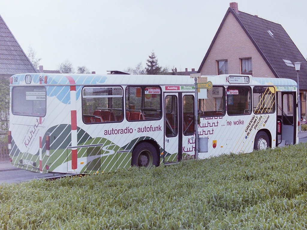 Wagen 82. ... zog sich um das Heck herum. Die rot-wei�en Sendemasten, die mich immer an den Funkturm in Steinkimmen erinnerten, waren bestens in die bauartbedingten Fensterlosen Fl�chen im Heck integriert und reichten  bis in die Wolken , die an allen Seiten den Abschlu� nach oben bildeten. Das Design erreichte seine Perfektion in der gr�nen Lackierung der hinteren und wei�en Lackierung der vorderen Felgen.