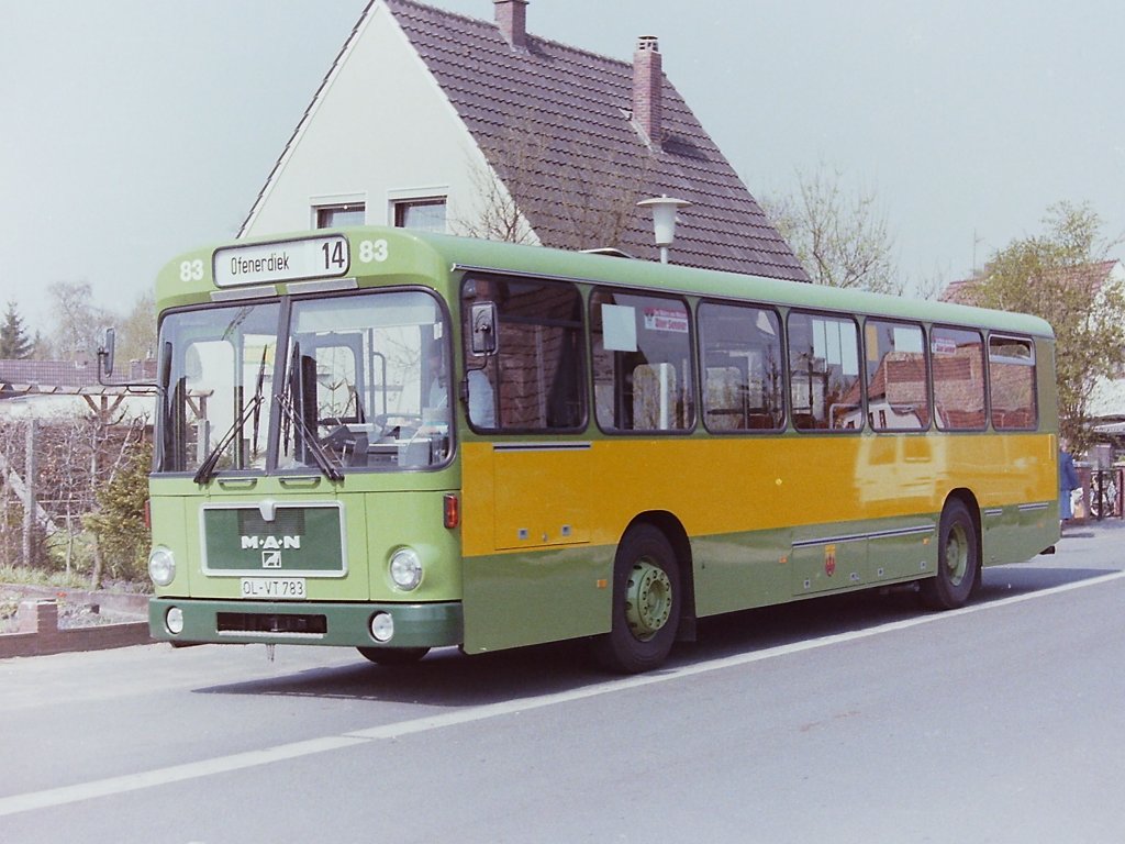 Wagen 83, OL-VT 783, Bj. 1986. Zufall oder Gl�ck, bestimmt keine Absicht, denn dann h�tten auch andere Busse dieser Zulassung das  richtige  Kennzeichen gehabt, Wagen 83 war der Einzige bei dem Wagennummer und Kennzeichen in alter Pekoltradition �bereinstimmten. Auf den Setra Wagen 11 folgte Wagen 12 mit OBI-Werbung, und so war relativ klar wof�r das orange Werbeband an Wagen 83 geplant war.