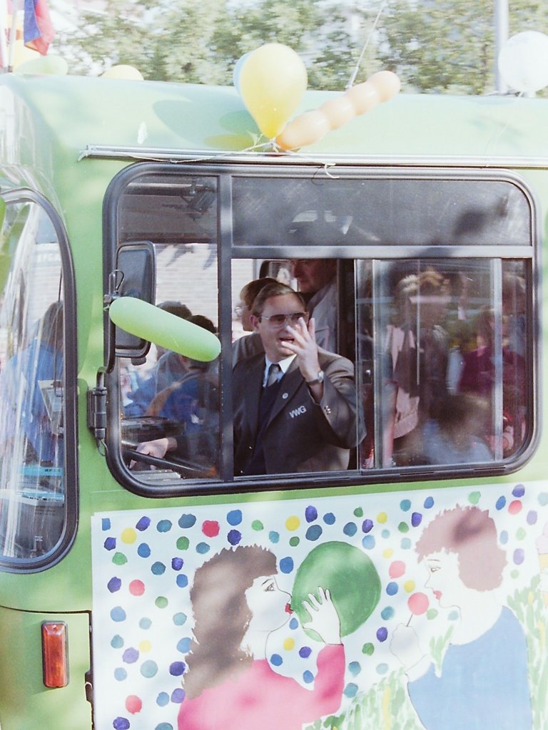 Wagen 84. Der Fahrer, Horst S��milch, hatte offensichtlich auch seinen Spa�. Aber gr��t er hier freundlich oder zeigt er da Jemandem die lange Nase ? Wohl ein bi�chen von beidem, denn ...