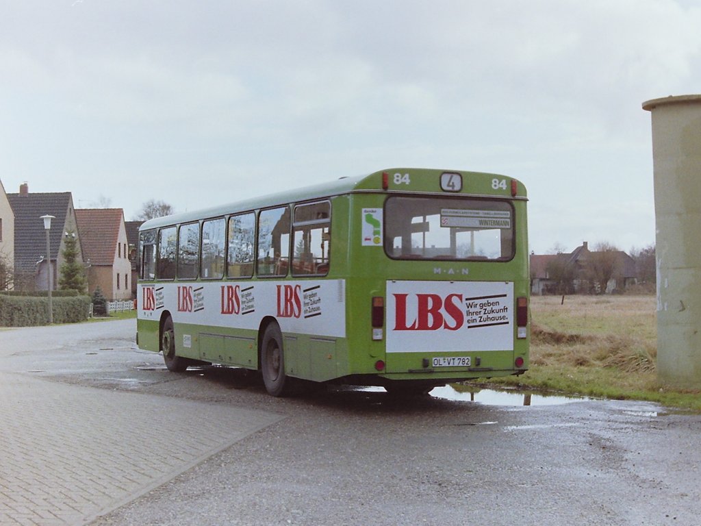 Wagen 84. Ob der Bus im Umzug schon mit LBS-Werbung ausgestattet war ? Der Bus war auf jeden Fall der letzte Neuzugang, der noch die �BS-Werbung erhielt. Ende Oktober 1987 war auch er umlackiert, wie hier an der Endstation der Linie 4 IM BROOK zu sehen ist. Gelegenheit noch mal auf alle �BS-Busse zur�ck zu blicken.