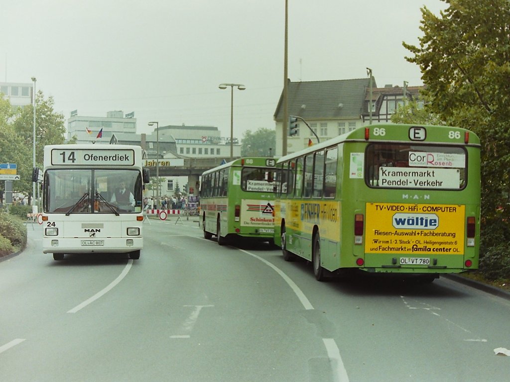 Wagen 86. Diese Aufnahme vom 29.09.90 zeigt den Bus von hinten, als er zusammen mit Wagen 88, als Einsatzwagen f�r den Pendelverkehr auf den offiziellen Beginn des Kramermarktes wartet, w�hrend sich andere Fahrzeuge ihren Weg �ber den Pferdemarktkreisel bahnen. 
