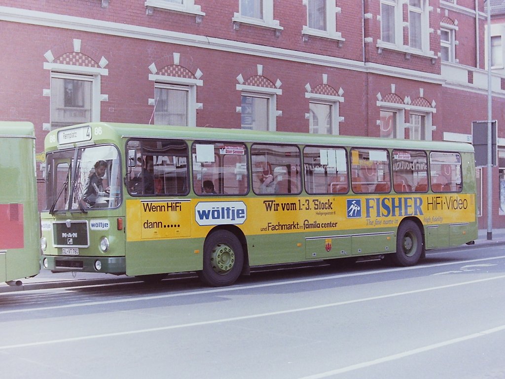 Wagen 86, OL-VT 780, Bj. 1986. Auch die Firma W�LTJE blieb, als jahrzehntelanger Werbekunde bei Pekol, jetzt der VWG treu. Allerdings ging man bei dem SL 200 wieder auf das klassische Werbeband zur�ck, nach dem man auf dem Wagen 15, Setra S 130 S aus dem jahr 1976, ja mit einem anderen Design experimentiert hatte. Wobei man fairerweise sagen muss, dass sich der Setra daf�r auch anbot. Bei Wagen 86 belie� man es bei der normalen Frontwerbung, wie sie hier auf dem Foto aus dem Mai 1986 zu sehen ist. Der Bus steht hier am Lappan Nord.