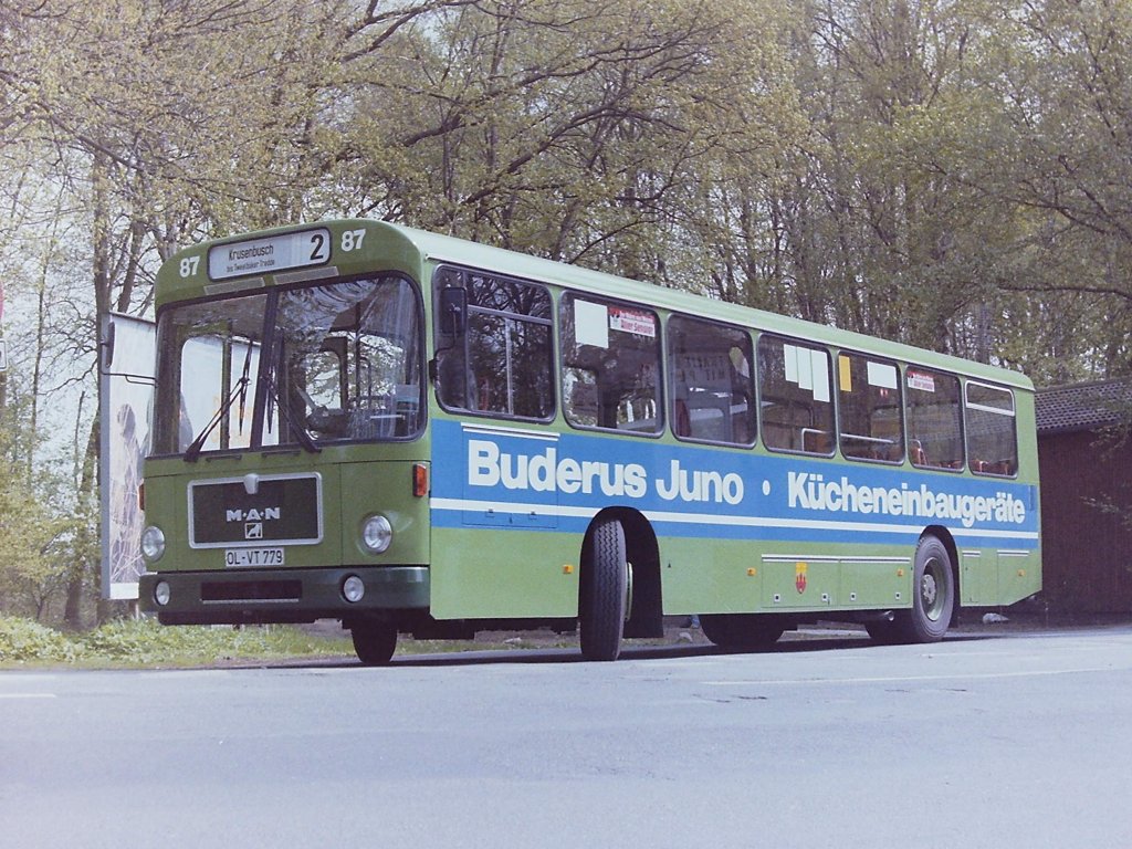 Wagen 87, OL-VT 779, Bj. 1986. Auch Wagen 87 den ich ebenfalls noch im Mai 1986, hier an der Endstation FLUGHAFEN ablichten konnte, war Nachfolger f�r einen ausscheidenden Setra. In diesem Fall f�r Wagen 16. Aber der Unterschied zwischen alter und neuer Werbung h�tte gr��er nicht ausfallen k�nnen. W�hrend Wagen 16 eine grelle orange Lackierung trug bekam Wagen 87 nun als Farbe f�r das Werbeband einen kr�ftigen Blauton. Ansonsten war die Beschriftung ... 