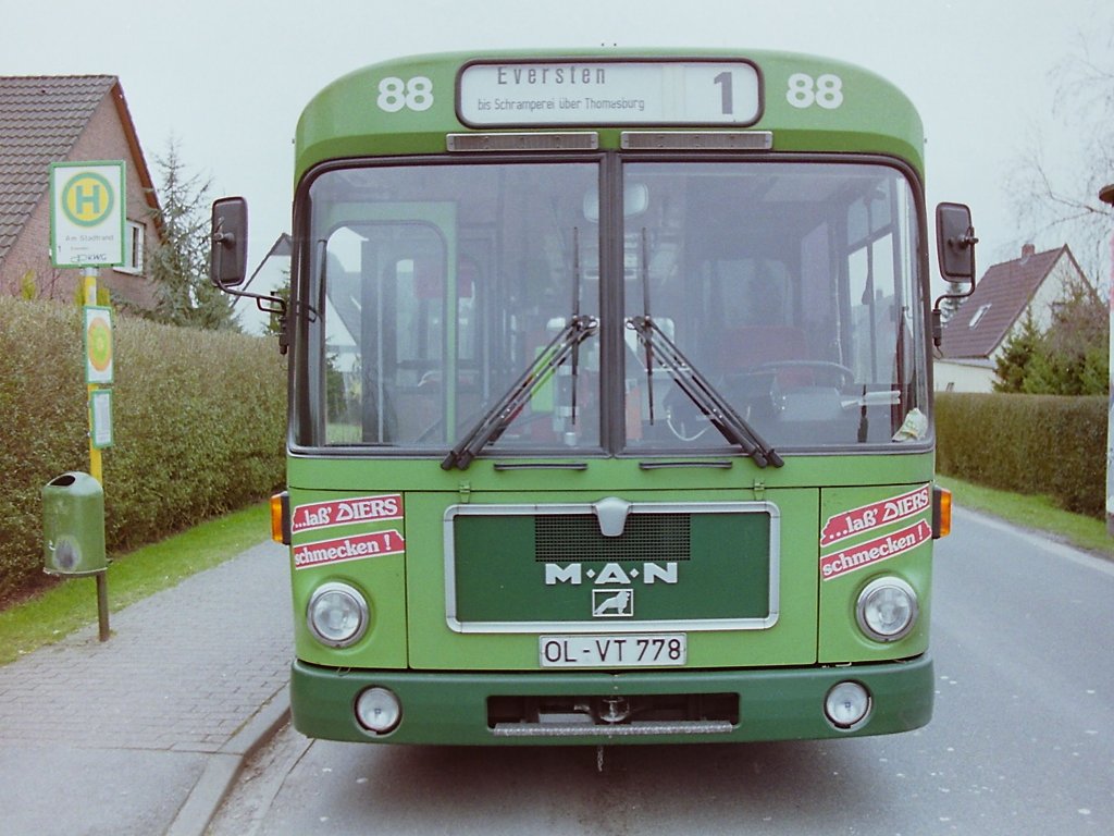 Wagen 88. ... und ein neuer Slogan  La�` DIERS schmecken  kamen zum Einsatz. Um bei dem Motto zu bleiben : Auch Buswerbung ist Geschmackssache. Die Bilder zeigen den Bus im April 1993 in der Leuchtenburger Stra�e, an der Endstation AM STADTRAND der Linie 1.