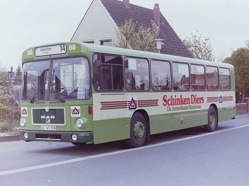 Wagen 88, OL-VT 778, Bj. 1986. Die Doppel-Acht war der Ersatz f�r Setra S 130 S, Wagen 17. Es wurden bei der Gestaltung von Wagen 88 zwar Elemente der alten Werbung von Wagen 17 �bernommen, man trennte sich aber von dem dunklen Braun und wechselte zu einem hellen, eher beigefarbenem Hintergrund. 