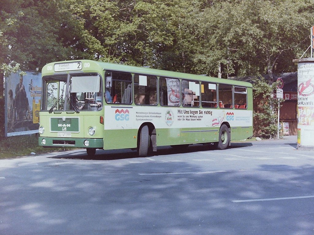 Wagen 89, OL-VT 777, Bj. 1986. Als Fahrzeug war der Bus Ersatz f�r den 10 Jahre alten Wagen 18. Allerdings verzichteten die Gewerbetreibenden in der Haarenstra�e auf eine Fortf�hrung ihrer Werbung. Daf�r tauchte nun erstmals die Gemeinn�tzige Siedlungsgesellschaft, kurz GSG, im Fuhrpark auf. Noch frisch gl�nzend steht der Bus hier im Mai 1986 am FLUGHAFEN.