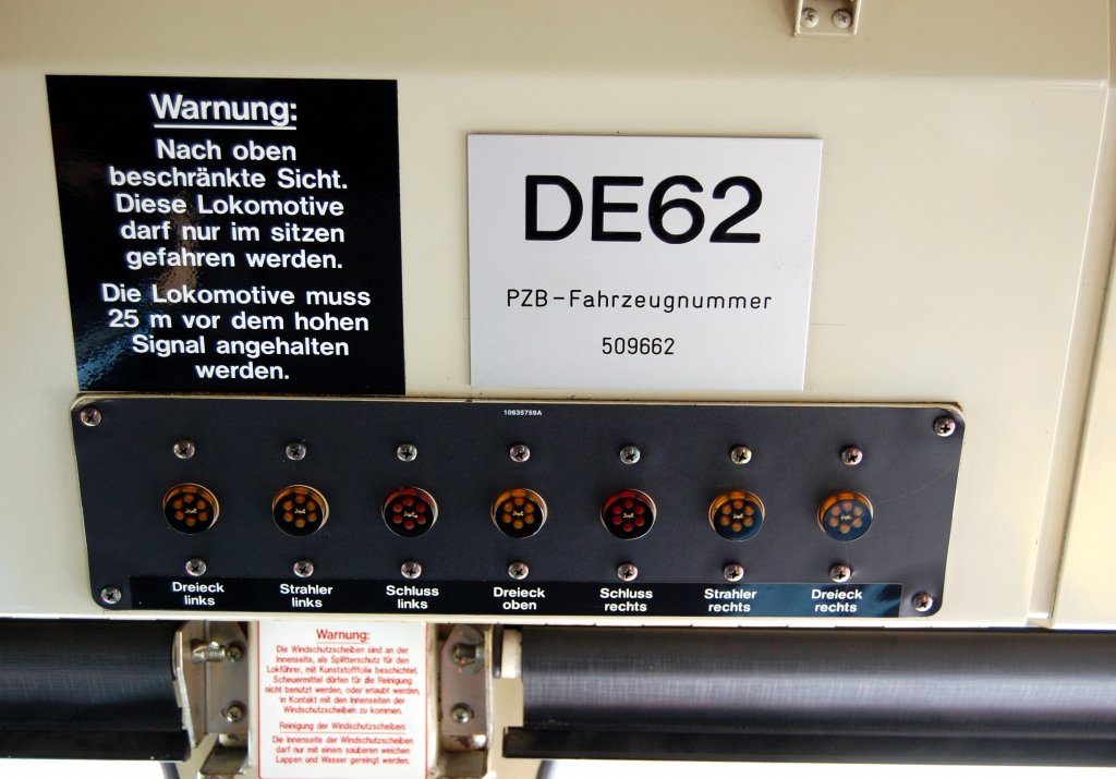 Warnschild im F�hrerraum der HGK Class 66 DE62. Interessant auch die Anzeigetafel f�r die verschiedenen Zugbeleuchtungen. Der F�hrerstand war zug�nglich an einem Tag der offenen T�r im Hafen K�ln-Niehl. (29.08.2010)