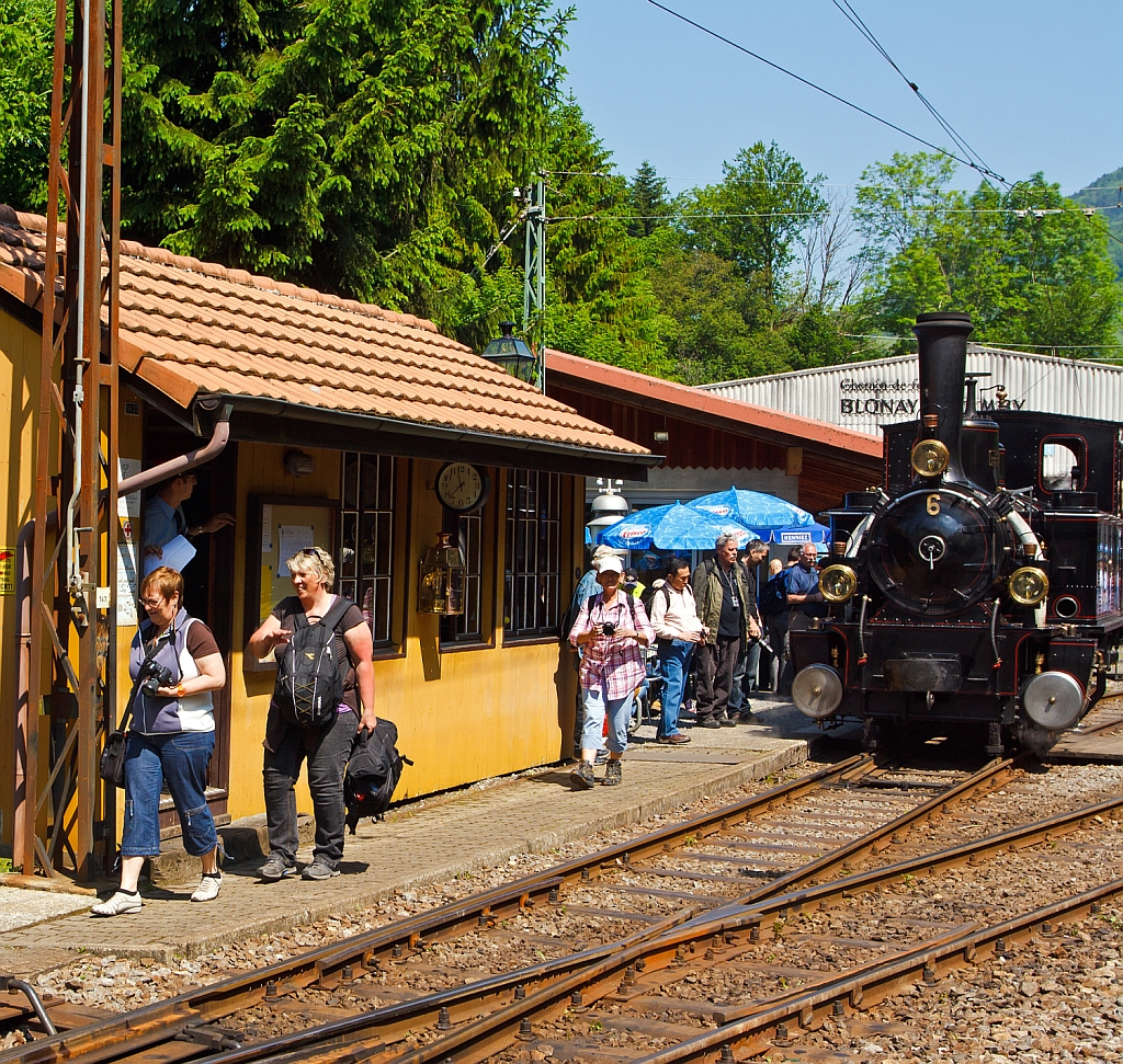 Was da am 27.05.2012 im Museum Chaulin der Museumsbahn Blonay–Chamby alles so herum f�hrt und l�uft:-)
Recht die G 3/3 Dampftenderlokomotive BAM Nr. 6.

