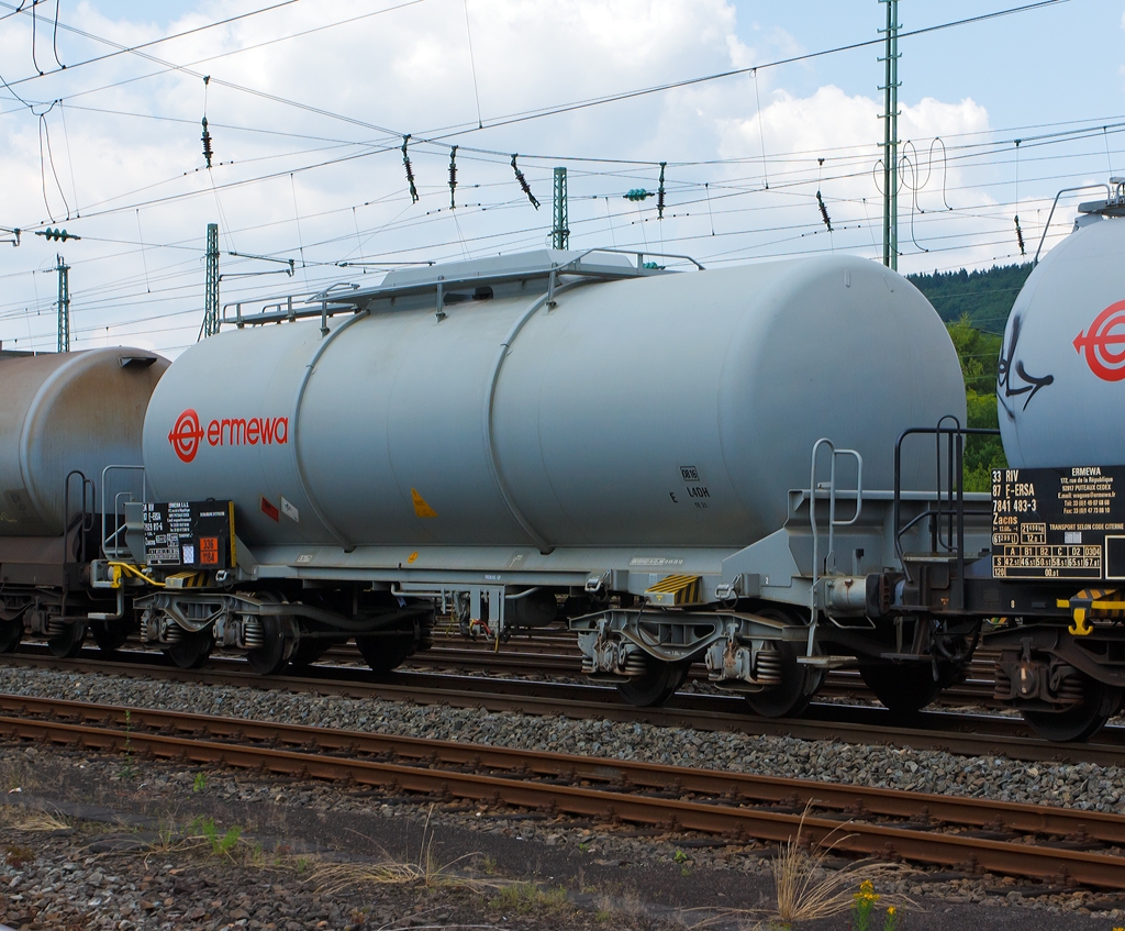 Was so alles auf der Siegstrecke (KBS 460) herum f�hrt:
Vierachsiger Kesselwagen Zacns der Vermietungsfirma ERMEWA  eingestellt als 34 87 7929 817 - 6 F-ERSA, am 06.07.2013 im Zugverband in Betzdorf/Sieg. 

Der Kesselwagen tr�gt die Gefahrentafel 336/1184 f�r Ethylendichlorid  (auch genannt als 1,2-Dichlorethan oder EDC). Diese chemische Verbindung geh�rt zu den Chlorkohlenwasserstoffen und ist eine farblose, brennbare und giftige Fl�ssigkeit mit chloroformartigem Geruch, wenn man nun bedeckt das alleine in diesen Wagen ca. 62.000 Liter passen. Da will man erst gar nicht wissen was da passieren kann, aber zum Gl�ck ist die Schiene sicherer, wenn das nun auch noch alles auf unseren Stra�en gefahren w�rde...