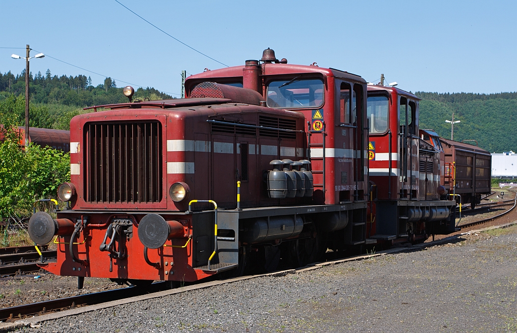 Westerwaldbahn (WEBA) Lok 1 und 3 (V 26) am 30.05.2011 in Scheuerfeld/Sieg. Die Loks vom Typ R 30 B wurden bei der Fa.  Jung in Kirchen/Sieg 1956 und 1957 (Fabr.-Nr. 12102 bzw. 12748) gebaut und haben je eine Leistung von 260 PS. Hier in Doppeltraktion, in dieser Einsatzform werden sie F�hrerhaus an F�hrerhaus gekuppelt, an den F�hrerhausr�ckw�nden sind �bergangsm�glichkeiten zur jeweils anderen Maschine. Die WEBA hatte 4 Loks von diesem Typ heute sind noch 2 als Reserveloks erhalten. 