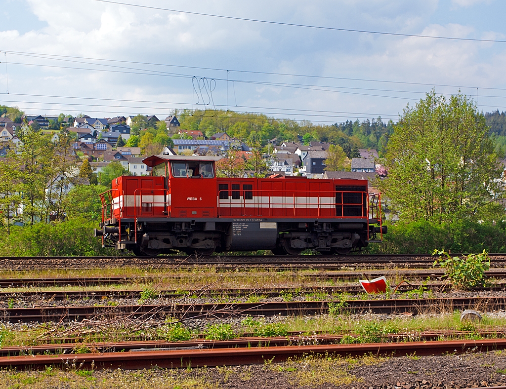 Westerwaldbahn (WEBA) Lok 5 (DH 1004) rangiert am 06.05.2013 in Scheuerfeld/Sieg. 
Die Ursprungslok ist die DB V100 1177 (ab 1968 DB 211 177-1) welche 1961 von Henschel unter der Fabriknummer 30526  gebaut wurde. 1999 erfolgte der Umbau durch Vossloh nach dem Konzept von On Rail mit Serienteilen der Type G1205 unter Verwendung von Rahmen und Drehgestellen in die DH 1004, die neue Fabriknummer ist DH 1004 / 2. 
Sie besitzt einen MTU 12V396TC14 Motor mit 1.030 kW (1.400 PS) Leistung.
Die NVR-Nummern lautet 92 80 1211 177-1.

Technische Daten: 
Achsformel: B'B'
L�nge �ber Puffer:  12.100 mm
Gewicht der Lok: 72 t
H�chstgeschwindigkeit: 100 km/h
