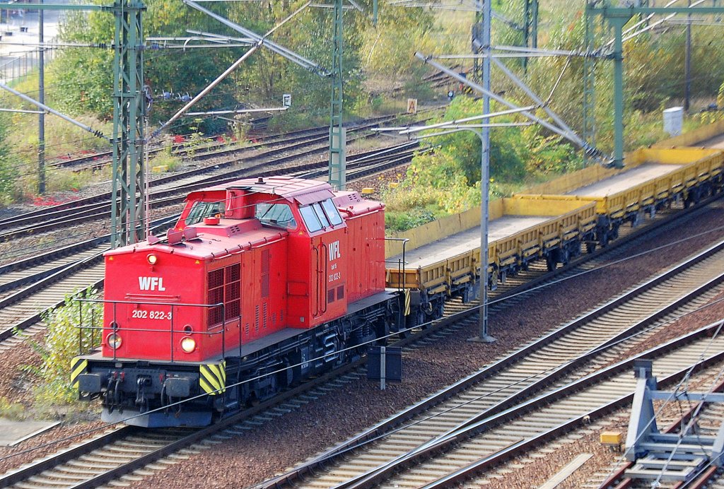 WFL Lok 15/ 202 822-3 (98 80 3202 822-3 D-WFL) mit Schienengleisbauzug mit Gleisstopfmaschine + -planiermaschine der DB Bahnbaugruppe am 04.10.11 Berlin-Westhafen.    