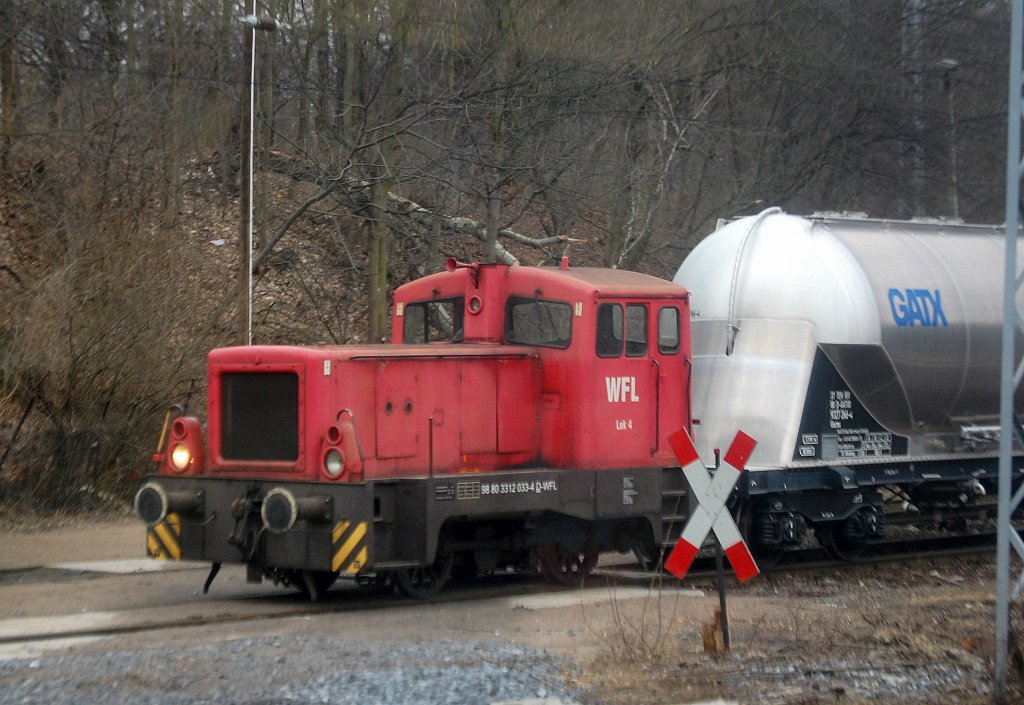 WFL Lok 4 (98 80 3312 033-4 D-WFL) rangiert tglich die Zementstaubsilowagen am Zementwerk Berlin Greifswalder Str., 07.02.11 (Bild aud dem S-Bahnfenster heraus)