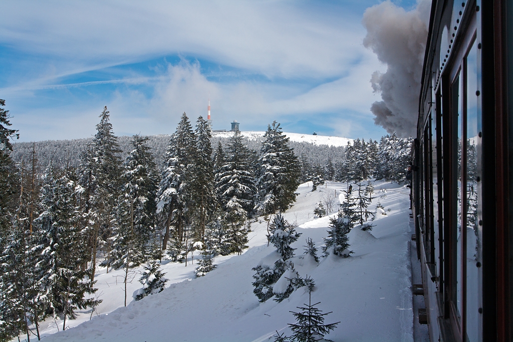 Wintererlebnis Brocken mit dem HSB-Traditionszug - Der Brocken kommt in Sicht und unerm�dlich zieht die 115 Jahre alte Dame, die 1898 bei Jung gebaute, Mallet-Lokomotive 99 5902 den  HSB-Traditionszug am 23.03.2013 zu Brocken hinauf. 