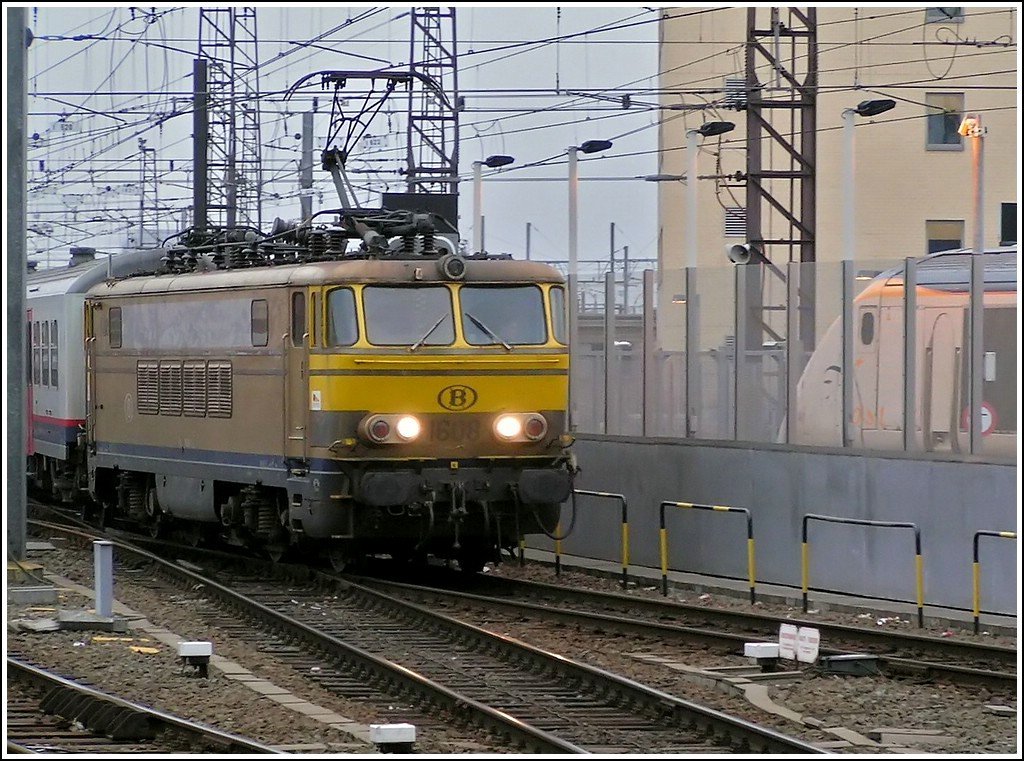 Wir haben die sch�ne HLE 1608 leider nur zweimal gesehen, einmal bei der Einfahrt in den Bahnhof Bruxelles Midi am 07.03.2008. Die Lok ist seit September 2011 beim Museumsverein PFT/TSP in Saint Ghislain behaimatet und auf der Homepage dieser Vereinigung habe ich folgende Beschreibung gefunden, welche mir sehr gut gefallen hat: Name: 1608 (ex. 160.024), Geburtsdatum: 15.07.1966, Geburtsort: Nivelles, Eltern: BN und ACEC, Wohnorte: Bruxelles Midi (15.07.1966) und Oostende (27.05.1990), Besondere Merkmale: blau (25.07.1966), gelb (27.12.1978), blau-gelb (09.1982), golden (M�rklin) seit 28.04.2001, Im Ruhestand seit dem 23.06.2009. (Hans)



