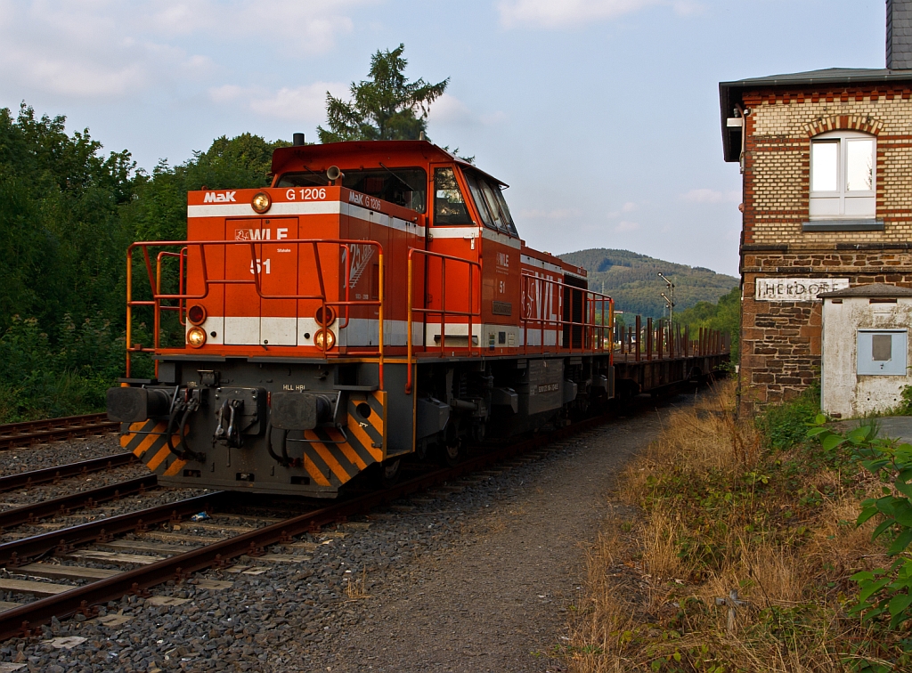 WLE (Westf�lische Landes-Eisenbahn) Lok 51 (eine MaK G 1206) mit leeren G�terzug  (Schwerlastwagen) musste am 09.08.2012 im Bf Herdorf den Gegenverkehr abwarten, nun geht es weiter in Richtung Betzdorf (Sieg). Die Lok wurde 2002 bei Vossloh unter Fabriknummer 1001150  gebaut. Die komplette NVR-Nummer ist 92 80 1275 106-3 D-WLE.