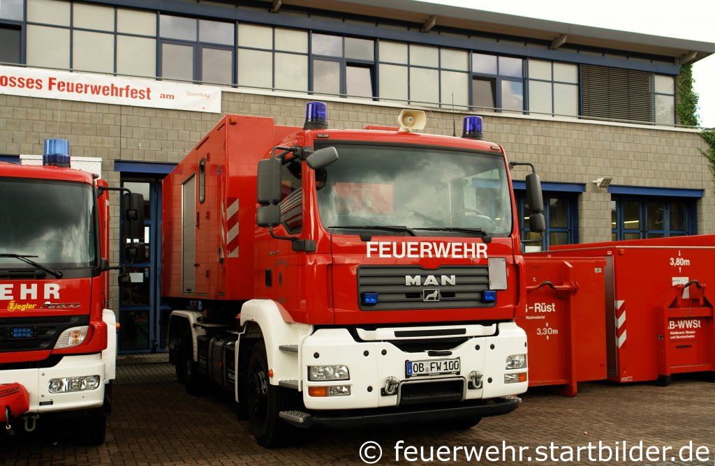 WLF (2/65/1) mit Meiller Aufbau.
Das Fahrzeug steht auf der Wache 2 in Oberhausen.
Aufgenommen am 18.9.2011 beim Tdo der FF Oberhausen Sterkrade.