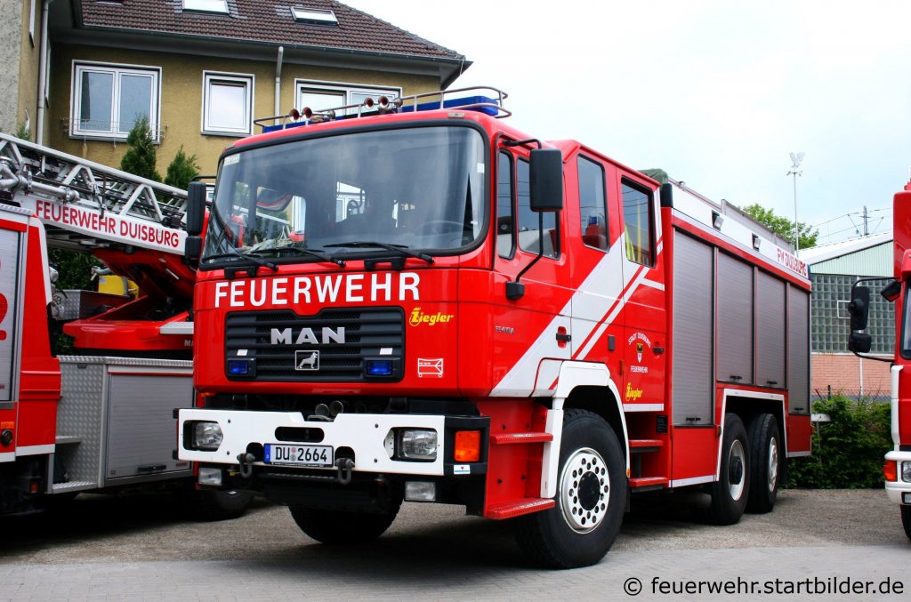 Zu denn gr��ten L�schfahrzeugen in Duisburg geh�rt dieses HLF 28/40 (DU 2664) (Funk: 7/40/1) auf MAN FE 410 A.
Aufgenommen beim Tag der Offenen T�r der Feuerwehr Duisburg Huckingen am 15.5.2010.