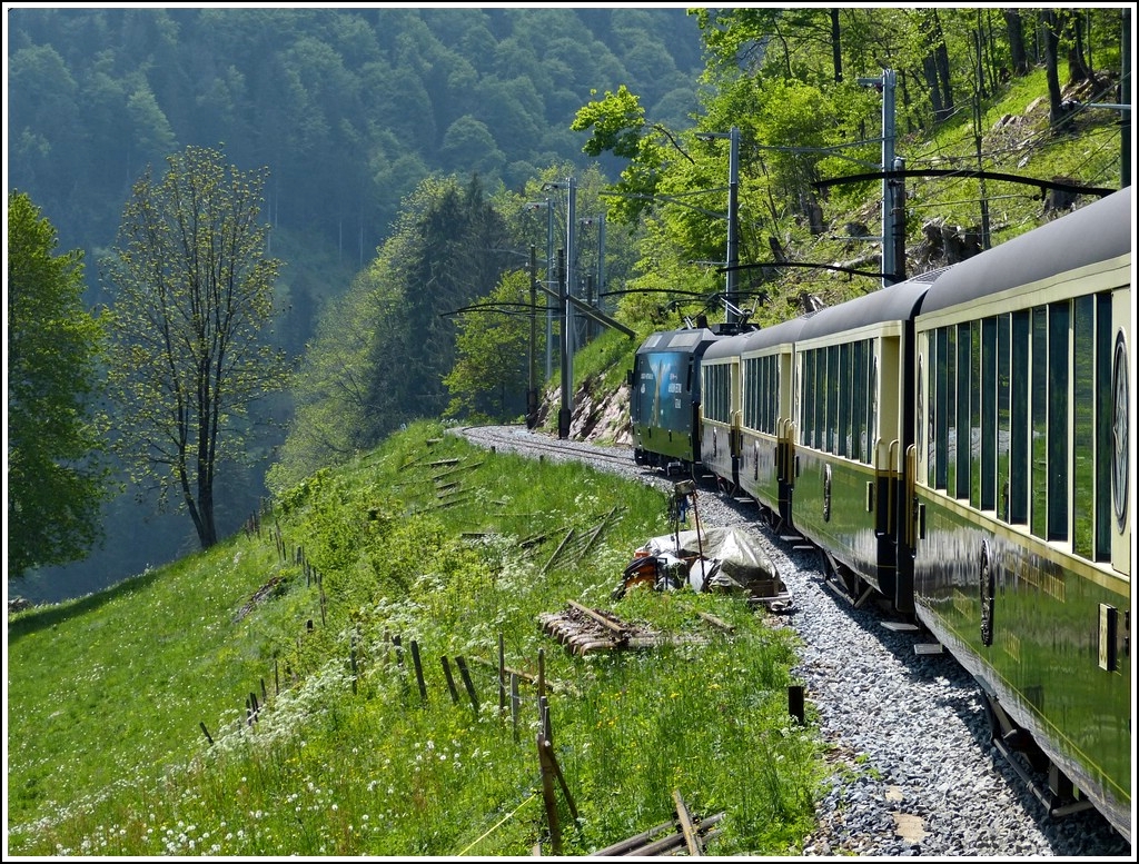 Zuerst die schlechte Nachricht: Auf der Strecke des Goldenpass haben die Arbeiten begonnen und die neuen Masten stehen schon teilweise neben den sch�nen alten. Dann die gute Nachricht: Das Bild wurde am 25.05.2012 aus dem Goldenpass Classic zwichen Ch�teau d'Oex und Rossini�re gemacht, als wir auf dem Weg waren nach Vevey, um uns dort mit lieben Kollegen zu treffen. (Hans)