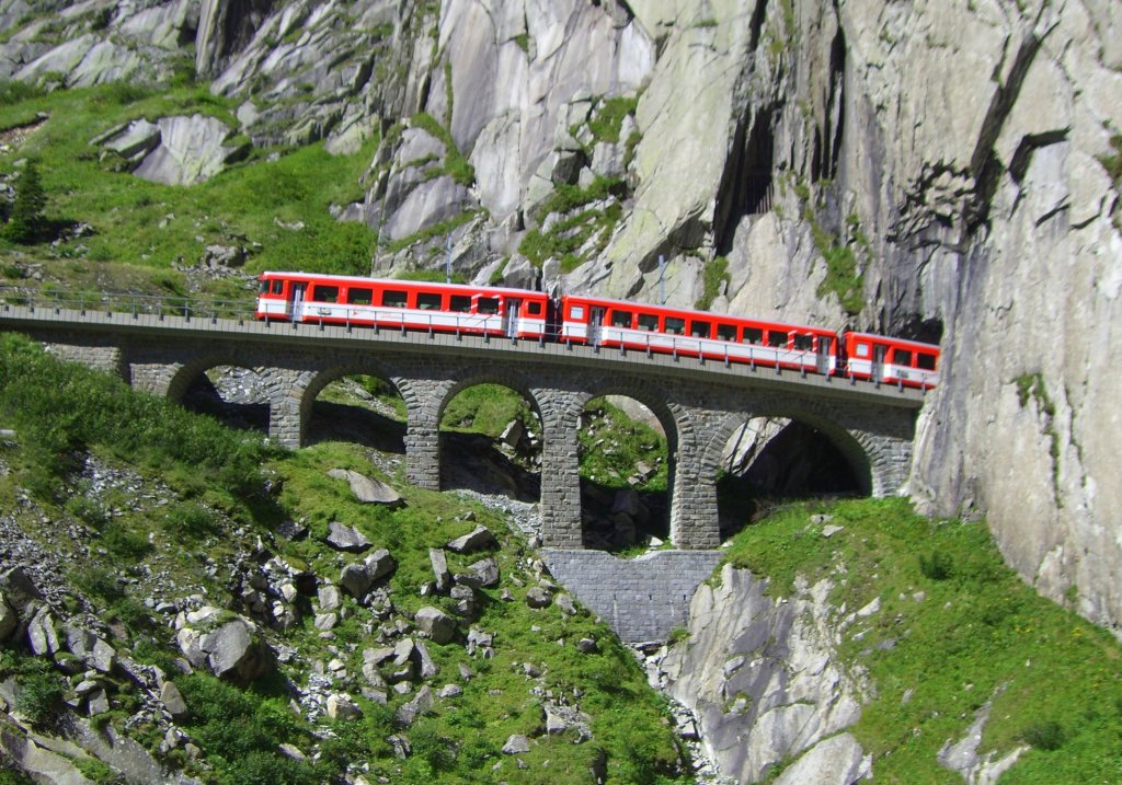Zug von G�schenen nach Andermatt in der Sch�llenenschlucht. (Aufnahme 31.07.2007)