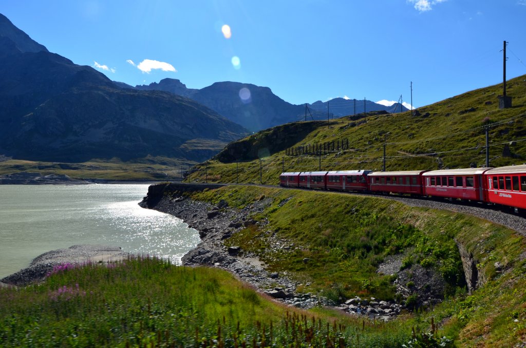 Zug Tirano - St. Moritz kurz hinter der Berninapassh�he. (11.08.2012)