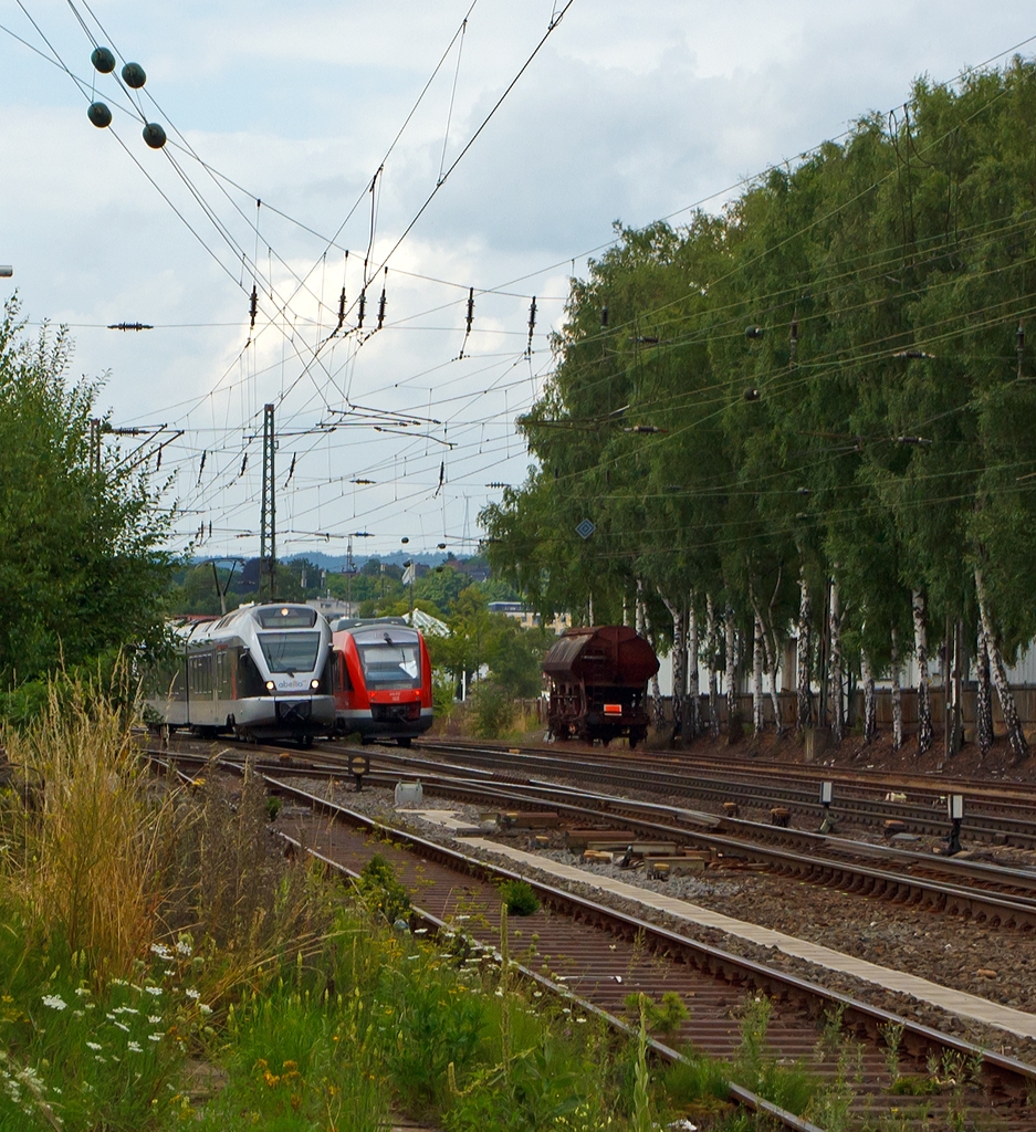 Zugbegegnung auf der KBS 440 (Ruhr-Sieg-Strecke) am 10.08.2013 in Kreuztal...
Links der ET 22002, ein 2-teiliger Stadler Flirt (BR 426.1) der Abellio Rail NRW f�hrt als RB 91 (Ruhr-Sieg-Bahn) die Verbindung Hagen-Siegen.
Rechts 640 017, ein Alstom Coradia LINT 27, der 3-L�nder-Bahn als RB 93 (Rothaarbahn) nach Bad Berleburg  erreicht gleich den Bahnhof Kreuztal. 